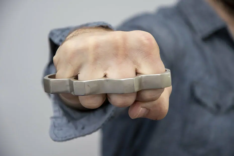 are brass knuckles illegal